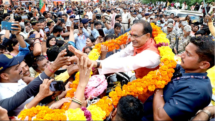 मुख्यमंत्री श्री शिवराज सिंह चौहान विदिशा के कुरवाई में जनदर्शन के दौरान जनसमुदाय का अभिवादन करते हुए।